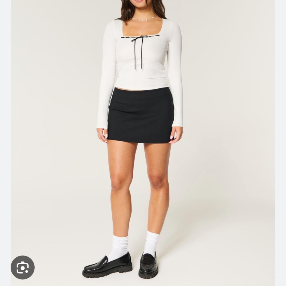 Elegant White Long Sleeve Top with Black Trim - Picture 2 of 6